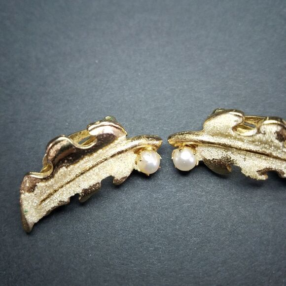 Vintage KRAMER Clip On EARRINGS Gold Tone Figural Leaf With Faux Pearl - Picture 3 of 7
